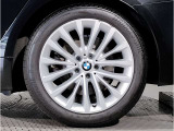 BMWの純正アロイホイールは軽量かつ強度にも優れているホイールで走行性能を引き上げる設計になっております。足元にもBMWは妥協がなくこだわっている個所になります。