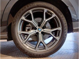【BMWアロイホイル】軽量かつ強度に拘ったアロイホイル。走行性能ポテンシャルを引き出す設計。車の足元を引き締めてくれる大きなポイントはアロイホイルです。
