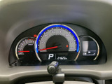 速度計や燃料計などが運転席正面にまとまり、走行に必要な情報を確認しやすい配置です。表示がすっきり見渡せるため、日々の運転中も視線移動を抑えられます。