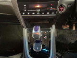 シフトレバーまわりの写真です。上にエアコンのパネルがあり、AUTOのボタンも付いています。