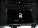 後席モニター装備:セカンドシート・サードシートにご乗車の方は、ドライブ中も天井部についているモニターでTV・DVD等をお楽しみ下さい♪♪使用しない時は、画面を天井部分に格納できます!