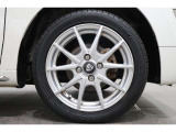 社外のアルミホイールが足元を飾ります!タイヤサイズは 165/55R15 です。