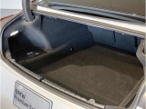 【トランクルーム】十分な容量を確保したトランクルーム。環境へ配慮したスペアタイヤ非搭載のBMW。その分、トランクスペースを有効活用できる様にしてあります。