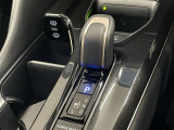 スムーズな操作で快適に運転を楽しめる、シフトポジションを電動で制御する電子式シフトレバーです。