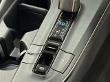 【電動パーキングブレーキ】条件を満たした場合に従来のパーキングボタンやレバーを引かなくてもパーキングに自動的に入り、発進状態の条件を満たした場合には自動でパーキングブレーキが解除されます