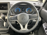 手元には複数のスイッチがまとまり、運転姿勢を保ちながら操作しやすい配置です。メーター類も視線の先に収まり、日常の運転で必要な確認や操作をスムーズに行えます。