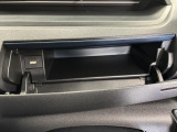 【インパネアッパーボックス】 運転席側のインパネアッパーボックスは嬉しい収納!USBソケット付きでスマホの充電もできます!