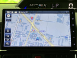 大きく表示された地図画面で、現在地や周辺の道路を確認しやすいナビゲーション。音声案内と組み合わせれば、目的地までの道順を把握しながら移動できます。