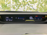 速度やシフト位置、燃料残量などを運転席から確認できる表示構成です。必要な情報がまとまっており、発進前や運転中に車両の状況を把握しやすく、日常の運転を支えます。