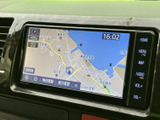 周辺の地図を画面に表示でき、目的地や現在地の確認に役立ちます。道路や地名も画面上で把握しやすく、行き先を設定する際にも使いやすい案内機能です。