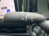 ワイパーの作動に関する表示がレバー上にまとめられ、AUTOの表記も確認できます。天候の変化に合わせて手元で操作しやすく、雨の日の運転を支える実用的な装備です。