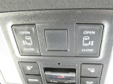 【電動スライドドアボタン】 車内からも開閉可能なスライドドアスイッチが付いています☆ (^_-)-☆ お荷物を抱えてドアが開けられないなんて事もありますよね!そんなお連れ様にも喜ばれる♪親切な機能です
