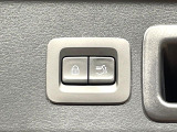 【パワーバックドア】スマートキーや運転席のボタンを押すだけでリアゲートが自動で開閉します!荷物を持っている時や、高い位置にあるバックドアを閉める際に便利な機能です♪