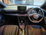 運転席まわりの全体です。真ん中に画面が付いていて、運転中も見やすい位置です。