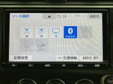 画面上でラジオやテレビ、Bluetoothなどのソースを選べる表示です。下部には音量や各メニューのボタンが並び、表示と操作部を見比べながら機能を選びやすい構成となっています。