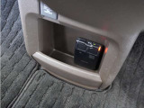 ◆センターロアボックス◆インパネ中央の下部には、ごみ箱としても使用する事ができるセンターロアボックスを装備しております。