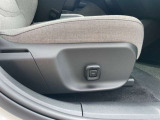 運転席8ウエイパワーシート(ドアミラー連動メモリー機構付)のスイッチ。
