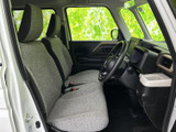 前席は見晴らしのよい着座位置で、周囲を確認しやすい運転環境です。グレー系のシートが落ち着いた雰囲気をつくり、すっきりした足元と合わせて日常使いにもなじみます。
