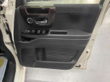 運転席のドアの内張りです。窓のスイッチの横に、小物を置けるくぼみがあります。