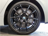 【BMWアロイホイル】軽量かつ強度に拘ったアロイホイル。走行性能ポテンシャルを引き出す設計。車の足元を引き締めてくれる大きなポイントはアロイホイルです。