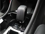 美しいチャコールのシフトノブ。スウェーデンならではのモダンな感覚にあふれるラグジュアリー感。そのスタイリッシュなエクステリアには、都市のライフスタイルに自然に溶け込むセンスが息づいています。