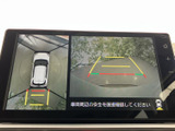 後方の映像に加えて車両を上から見た表示もあり、周囲との位置関係を確認しながら駐車をサポートします。画面上のガイド表示も備わり、日常の車庫入れに便利です。