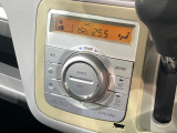 【オートエアコン】一度お好みの温度に設定すれば、車内の温度を検知し風量や温度を自動で調整。暑い&hellip;寒い&hellip;と何度もスイッチ操作をする必要はありません。快適な車内空間には必須の機能ですね♪