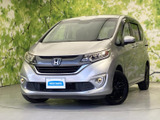 流れるようなボディラインと引き締まったフロントまわりが、洗練された印象を演出。シルバーの車体に黒いアクセントが映え、街中でも存在感のある佇まいです。