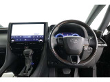 運転席です!高級感のあるインパネとなっております。握り心地の良いステアリングの評判がいいですよ!