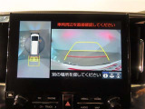 バック時の運転をサポートするバックガイドモニター&パノラミックビューモニター付