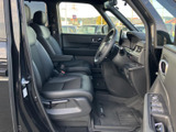 前席はゆったりとした形状で、運転席と助手席それぞれに肘掛けを備えています。前方の視界も広く、乗り降りの際も足元にゆとりを感じられる空間。落ち着いた色合いで、毎日の移動にもなじみます。