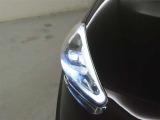 精悍な目つきのLEDヘッドランプを装備しております。