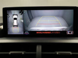 パノラミックビューモニターを装備。駐車場や交差点でクルマを真上から見るように周囲を確認できます。機能の詳細は販売店スタッフまでおたずねください。