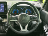手元に複数のスイッチが配置され、運転姿勢を保ちながら各種操作に移りやすい仕様です。メーターや前方を見ながら扱いやすく、日常の運転をサポートする便利な装備として活用できます。