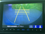 後方の様子を画面で確認しながら駐車でき、車庫入れや駐車時の確認をサポートします。画面には進路の目安となるラインも表示され、周囲を直接確認しながら操作できる便利な装備です。
