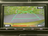 後方の様子をモニターで確認しながら駐車でき、画面には距離の目安となるガイドも表示されます。切り返しや狭い場所での駐車時に周囲を確認しやすく、日常の駐車をサポートする便利な装備です。