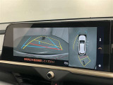 パノラミックビューモニターシステムが付いているので車の上から見た映像が確認できますよ。 一目で車両周辺の情報を確認できますが、直接安全をご確認下さい。
