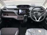 運転席まわりは視線を前方へ向けやすい配置で、メーターや画面も目に入りやすい設計です。前席にはゆとりある空間が広がり、日々の移動を落ち着いて過ごせそうです。