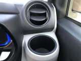 運転席用・助手席用と2つのカップホルダーを装備しています。ドリンクだけでなく、色々な小物の置き場所としても大変便利です。