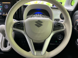 手元にスイッチが配置され、運転姿勢を保ちながら各種機能へアクセスしやすい設計です。メーターの視認を妨げにくい形状で、日常の運転を快適にサポートします。