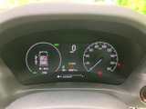 速度や燃料残量などの情報がまとまって表示され、運転に必要な状況を確認しやすい構成です。表示のまとまりがよく、出発前や停車時にも車両情報を把握しやすいメーター廻りです。