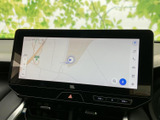 画面上で周辺の道路や現在地を確認でき、目的地までのルート確認にも便利です。表示が見やすく、初めての場所へ向かう際も道順を把握しやすい装備です。