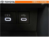 ポータブルオーディオなどの機器を接続して、車両のスピーカーで聞くことができます。