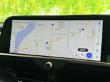 地図画面には道路や周辺施設が表示され、現在地を確認しながら目的地を探せます。画面上の検索アイコンや案内メニューも見やすく、慣れない場所への移動時にも使いやすい構成です。