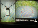 車両周辺を画面で確認できるため、駐車時など周囲の状況を把握する際に便利です。俯瞰表示と後方の映像を見比べながら、落ち着いて駐車操作を進められます。