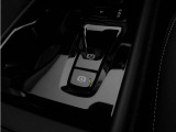 軽いタッチの電気式サイドブレーキとオートサイドブレーキが装備されます。