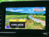 テレビ番組の映像が画面に表示され、停車中にニュースや番組を視聴できます。画面上の文字や映像も確認しやすく、休憩時間などに車内で過ごすひとときを彩ります。