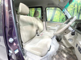 運転席まわりには十分なスペースがあり、大柄な方でもゆったり運転していただける環境です。