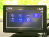 FM・AMラジオや各種音源の選択画面を表示し、聴きたい音楽や番組に合わせて切り替えられます。選択肢が画面上に並ぶため、使いたい音源を確認しやすく、日常の移動に便利です。