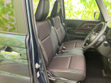 落ち着いた色合いのシートに赤いパイピングが映え、運転席まわりもすっきりした印象です。前方を見渡しやすい着座姿勢で、毎日の移動も快適にお過ごしいただけます。